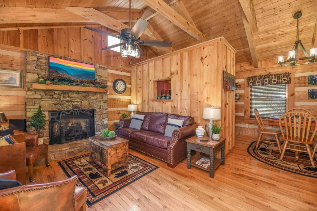View! Cozy, Private, Fireplace, Hot Tub Log Cabin, Honeymoon! Sevierville Εξωτερικό φωτογραφία