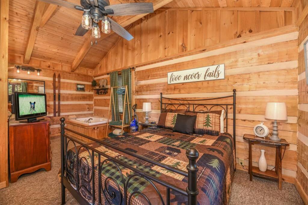 View! Cozy, Private, Fireplace, Hot Tub Log Cabin, Honeymoon! Sevierville Εξωτερικό φωτογραφία