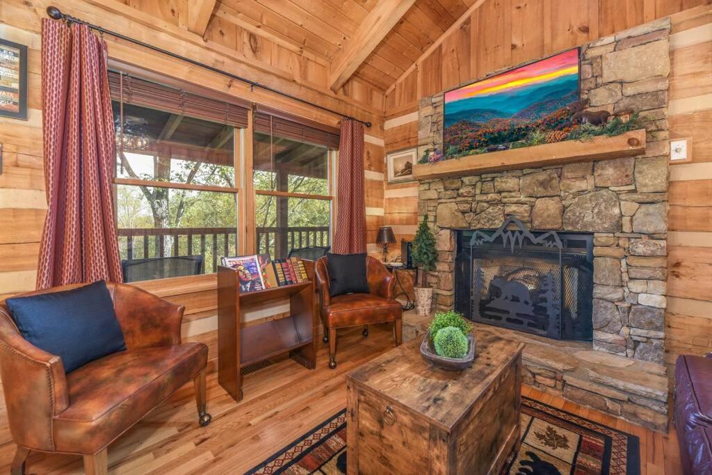 View! Cozy, Private, Fireplace, Hot Tub Log Cabin, Honeymoon! Sevierville Εξωτερικό φωτογραφία