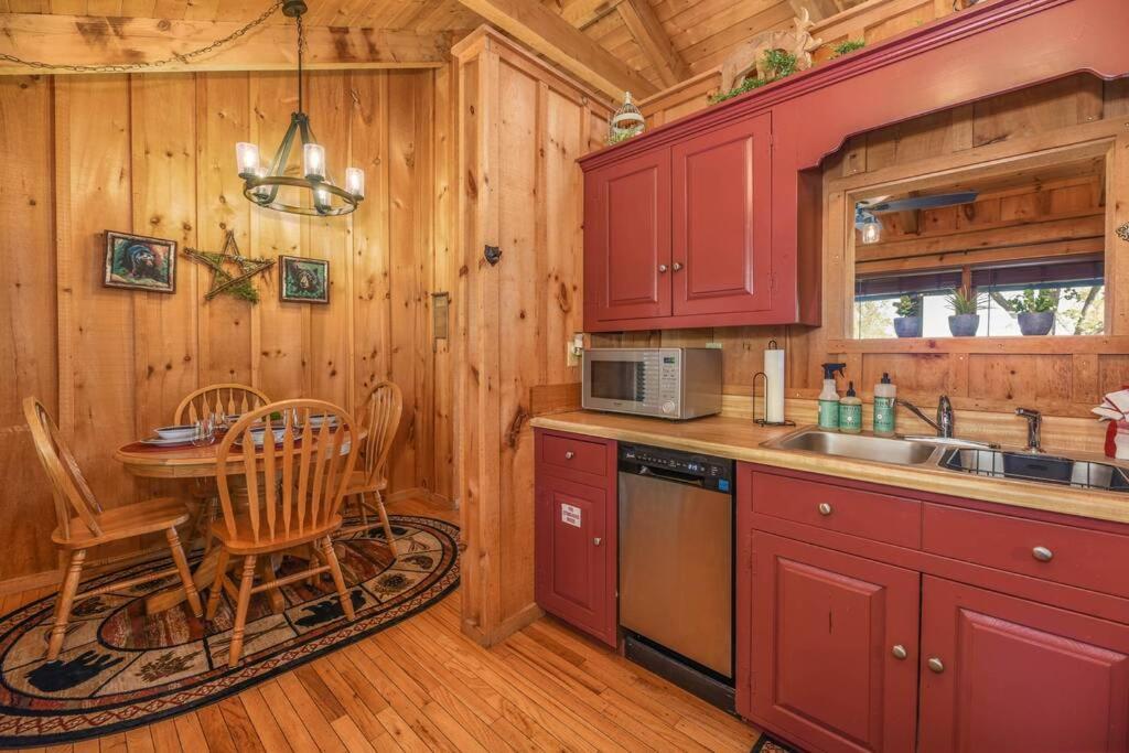 View! Cozy, Private, Fireplace, Hot Tub Log Cabin, Honeymoon! Sevierville Εξωτερικό φωτογραφία