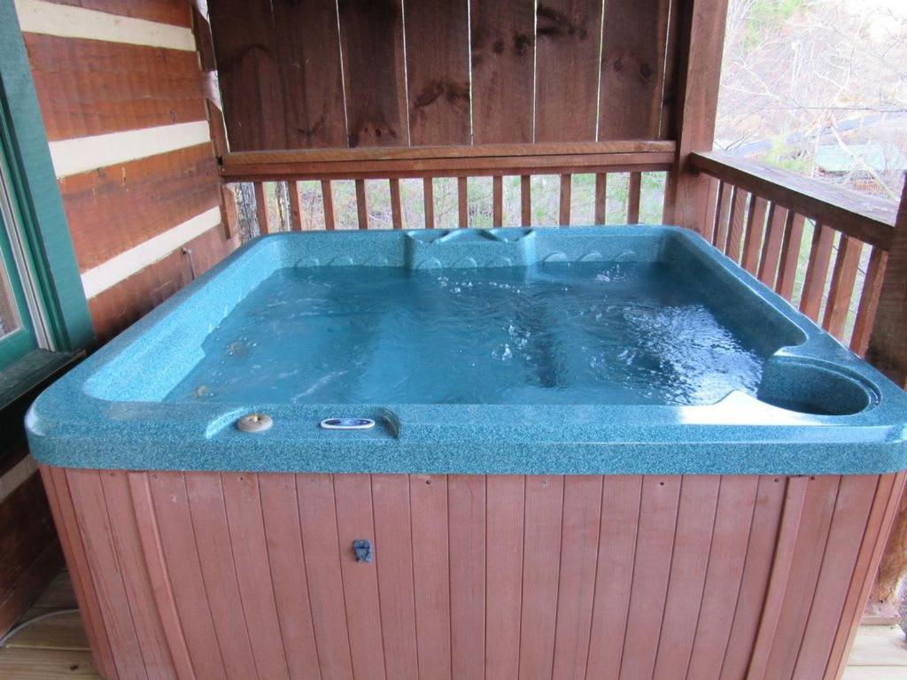 View! Cozy, Private, Fireplace, Hot Tub Log Cabin, Honeymoon! Sevierville Εξωτερικό φωτογραφία