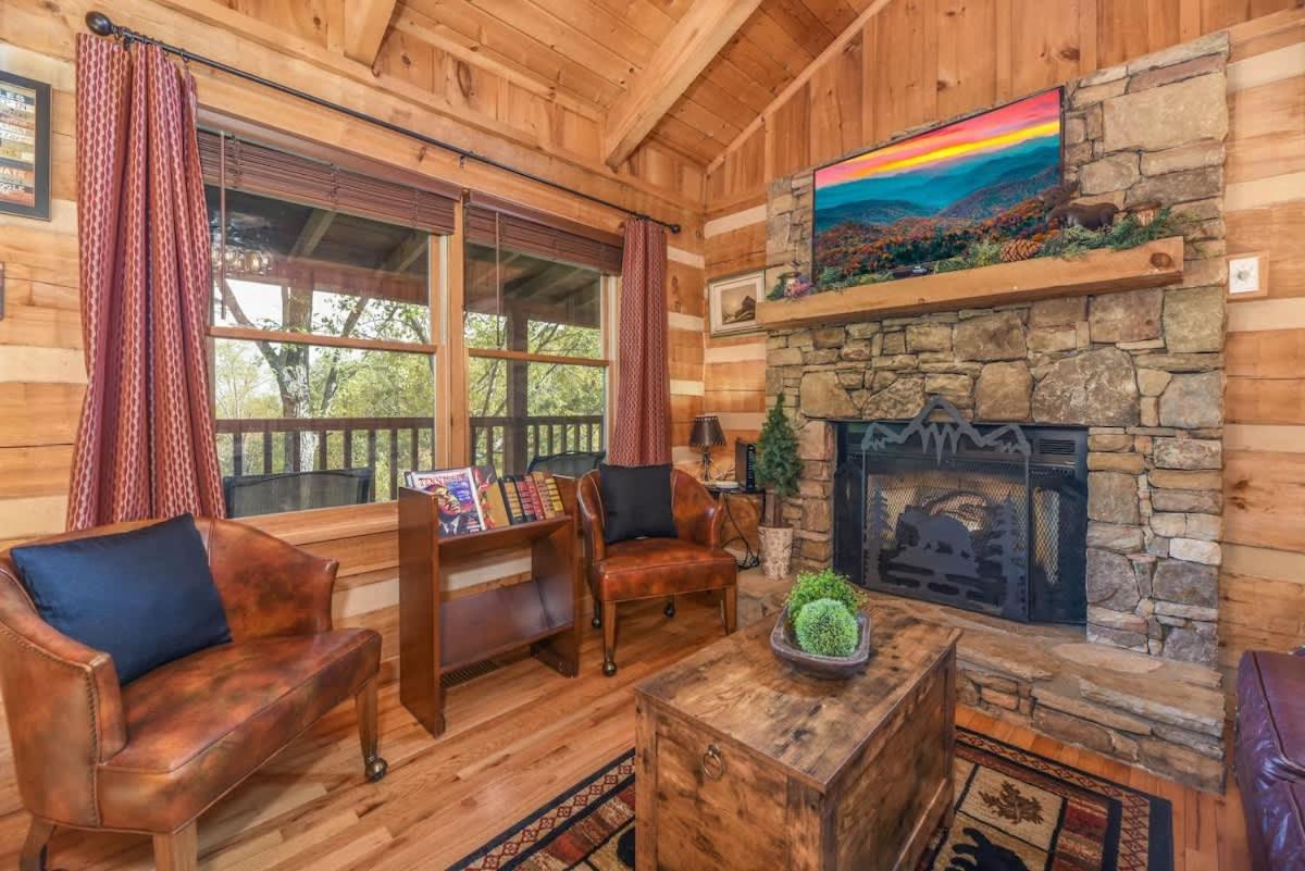 View! Cozy, Private, Fireplace, Hot Tub Log Cabin, Honeymoon! Sevierville Εξωτερικό φωτογραφία