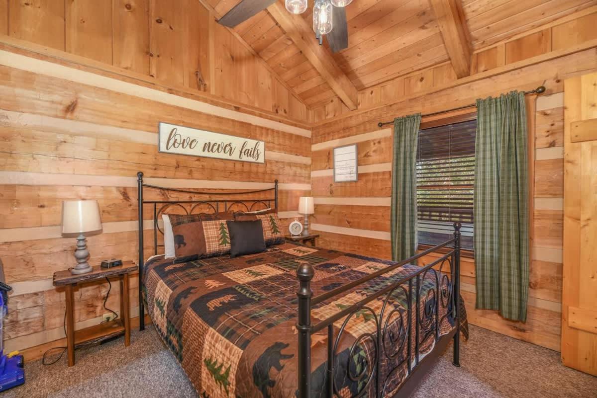 View! Cozy, Private, Fireplace, Hot Tub Log Cabin, Honeymoon! Sevierville Εξωτερικό φωτογραφία