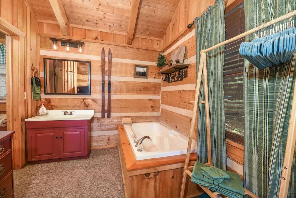 View! Cozy, Private, Fireplace, Hot Tub Log Cabin, Honeymoon! Sevierville Εξωτερικό φωτογραφία