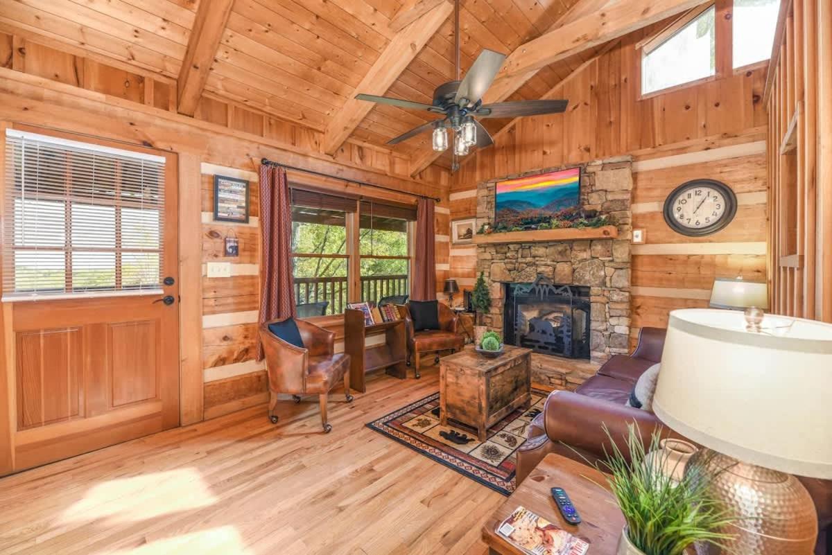 View! Cozy, Private, Fireplace, Hot Tub Log Cabin, Honeymoon! Sevierville Εξωτερικό φωτογραφία